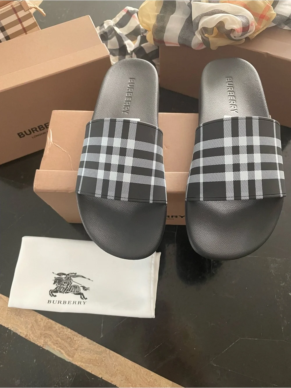 Men’s size 10 Check Slide Sandals